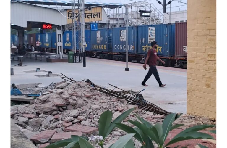 20 करोड़ के ‘अमृत’ पर लापरवाही का दाग: सिमुलतला स्टेशन चकाचक, पर बीच प्लेटफॉर्म पर महीनों से पड़ा मलबे का अंबार।