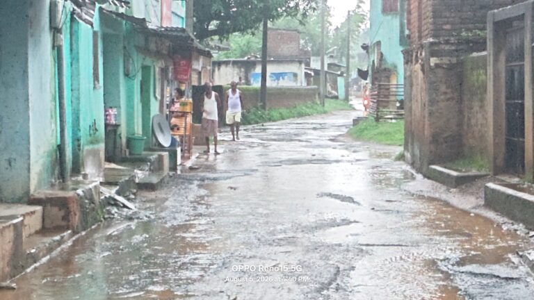 कनौदी से जमुनिया मोड़ तक सड़क बेहाल, गड्ढों में भरा बारिश का पानीसिमुलतला-सुय्या मुख्य मार्ग पर जलजमाव से बढ़ी परेशानी, जिम्मेदारों की अनदेखी से ग्रामीण परेशान